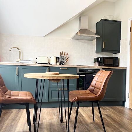 Modern Central One Bedroom Apartment In 펜젠스 외부 사진